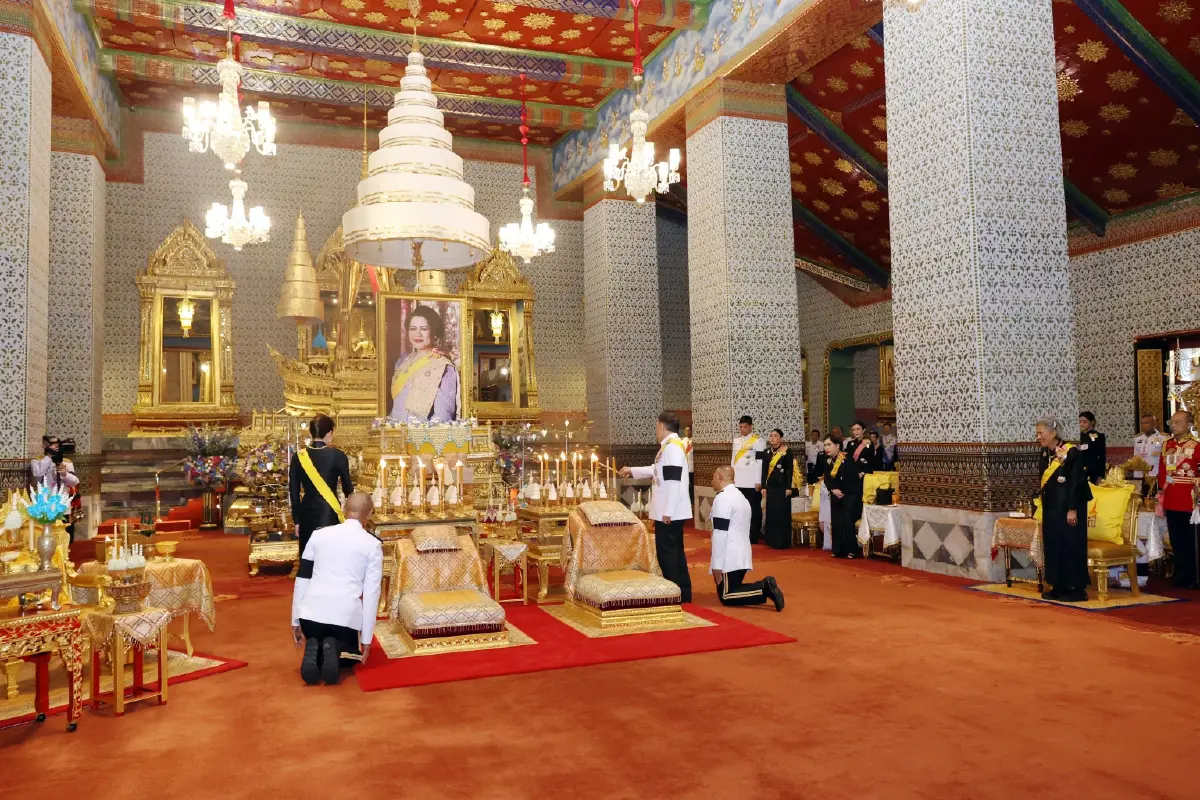 ในหลวง-พระราชินี เสด็จฯ ทรงบำเพ็ญพระราชกุศลทักษิณานุปทาน วันคล้ายวันพระราชสมภพ สมเด็จพระพันปีหลวง