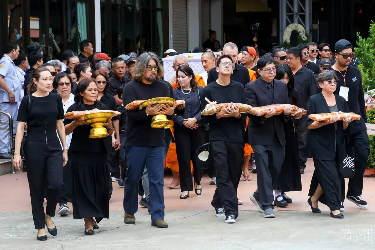 สุดเศร้า! พิธีฌาปนกิจ "เร แม๊คโดแนลด์" เพื่อนในวงการ-แฟนคลับร่วมอาลัยแน่นวัด