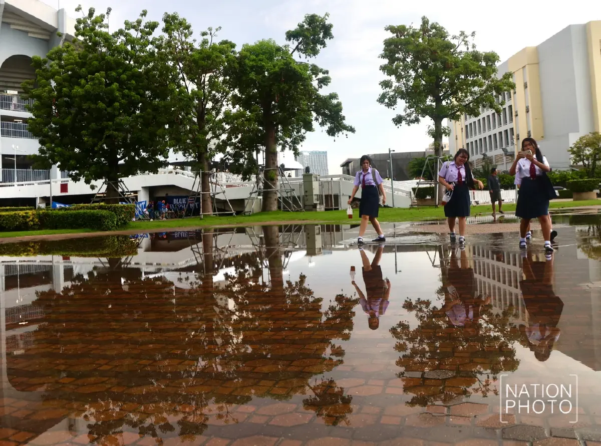 แฟนบอลทยอยเข้าสนามราชมังฯ ร่วมเชียร์ ทีมชาติไทย ดวล สิงคโปร์ ศึก ASEAN Cup 2026