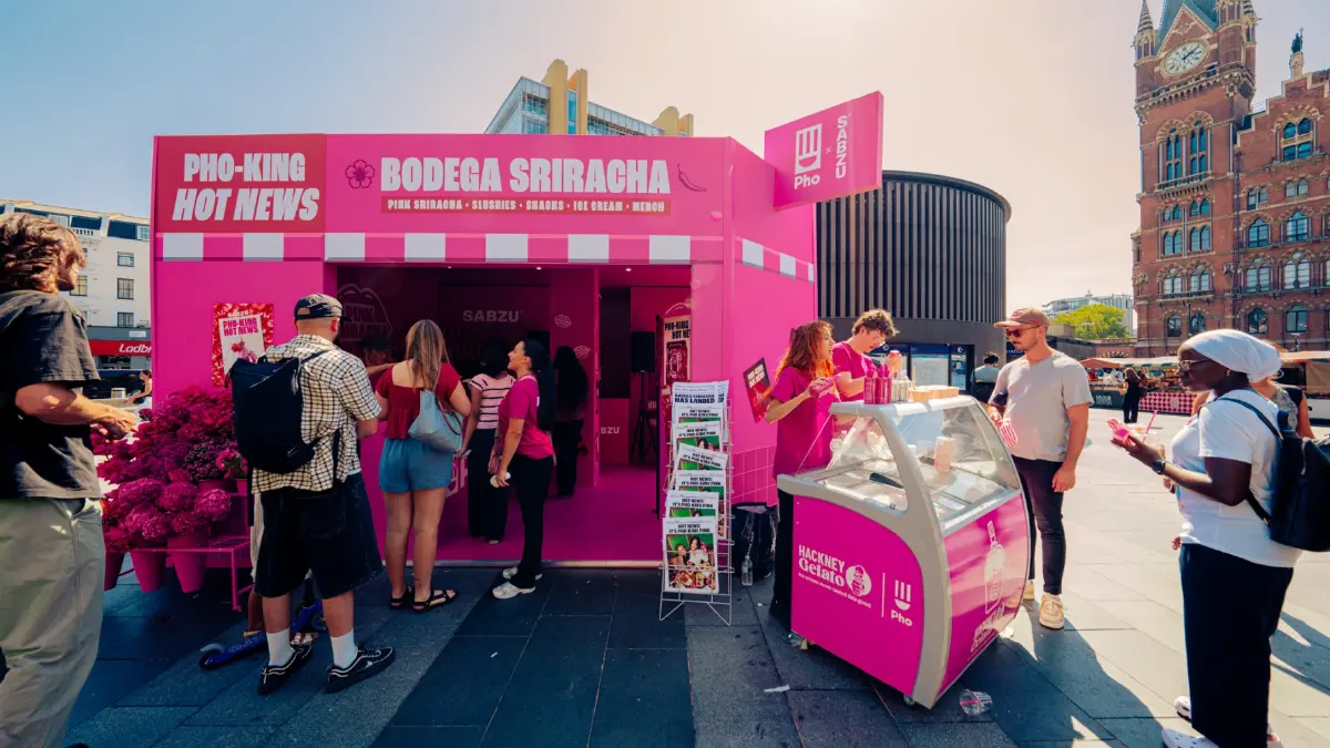 SABZU x Pho เปิดตัว Pink Sriracha สร้างสีสันกลางกรุงลอนดอน ณ สถานีรถไฟ King’s Cross