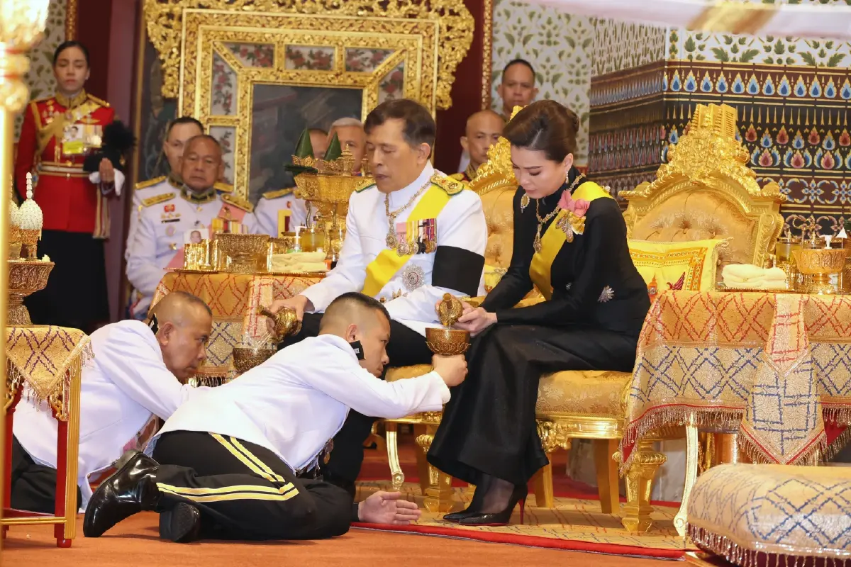 ในหลวง-พระราชินี เสด็จฯ ทรงบำเพ็ญพระราชกุศลทักษิณานุปทาน วันคล้ายวันพระราชสมภพ สมเด็จพระพันปีหลวง