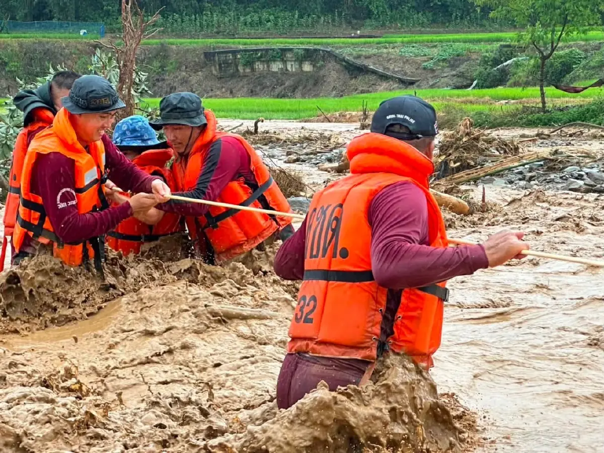 น้ำท่วมน่าน ระทึก ฝ่ากระแสน้ำป่า เร่งช่วย 3 ชีวิต ติดค้างในบ้านพัก