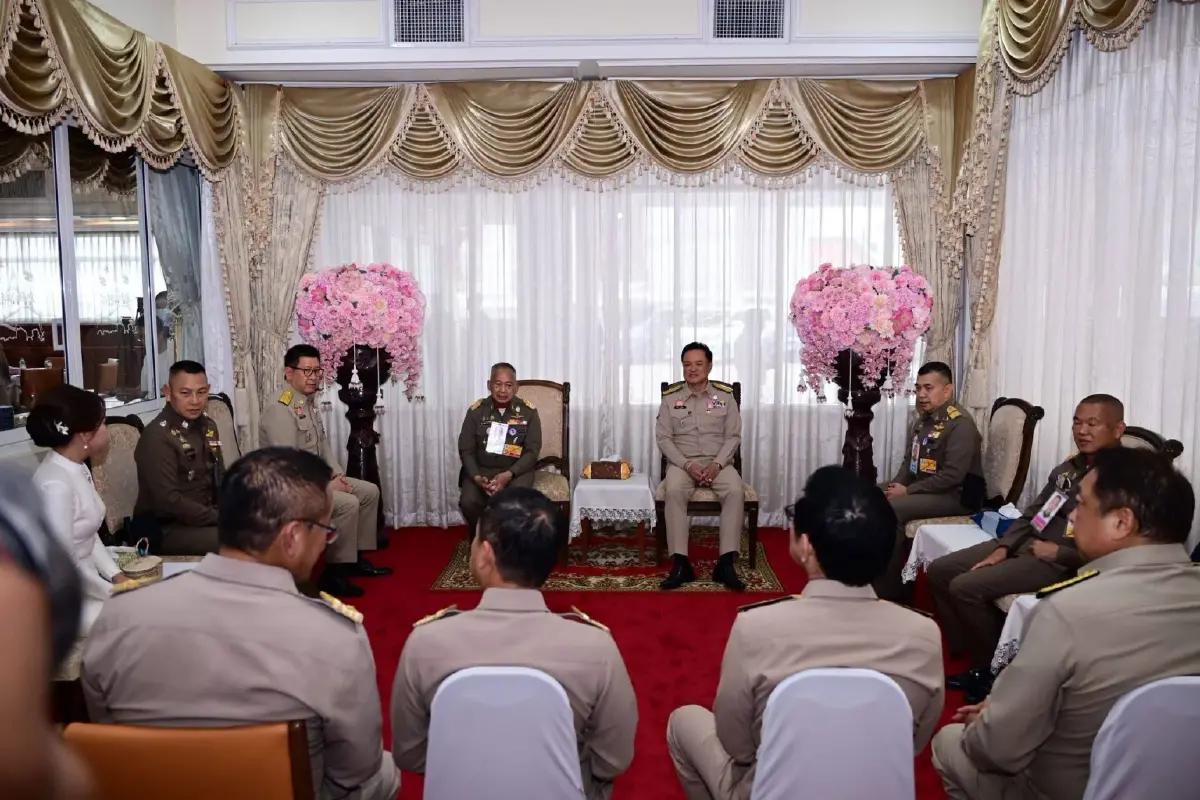 ‘พล.อ.อ.สถิตย์พงษ์’ พร้อม ‘อนุทิน’ ล่องเรือศึกษาคูคลอง รอบเกาะรัตนโกสินทร์