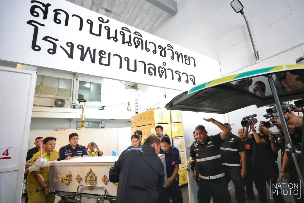 สุดเศร้า! ญาติรับศพเหยื่อเด็ก 14 กราดยิง รร.เทพศิรินทร์ ที่นิติเวชฯ รพ.ตำรวจ