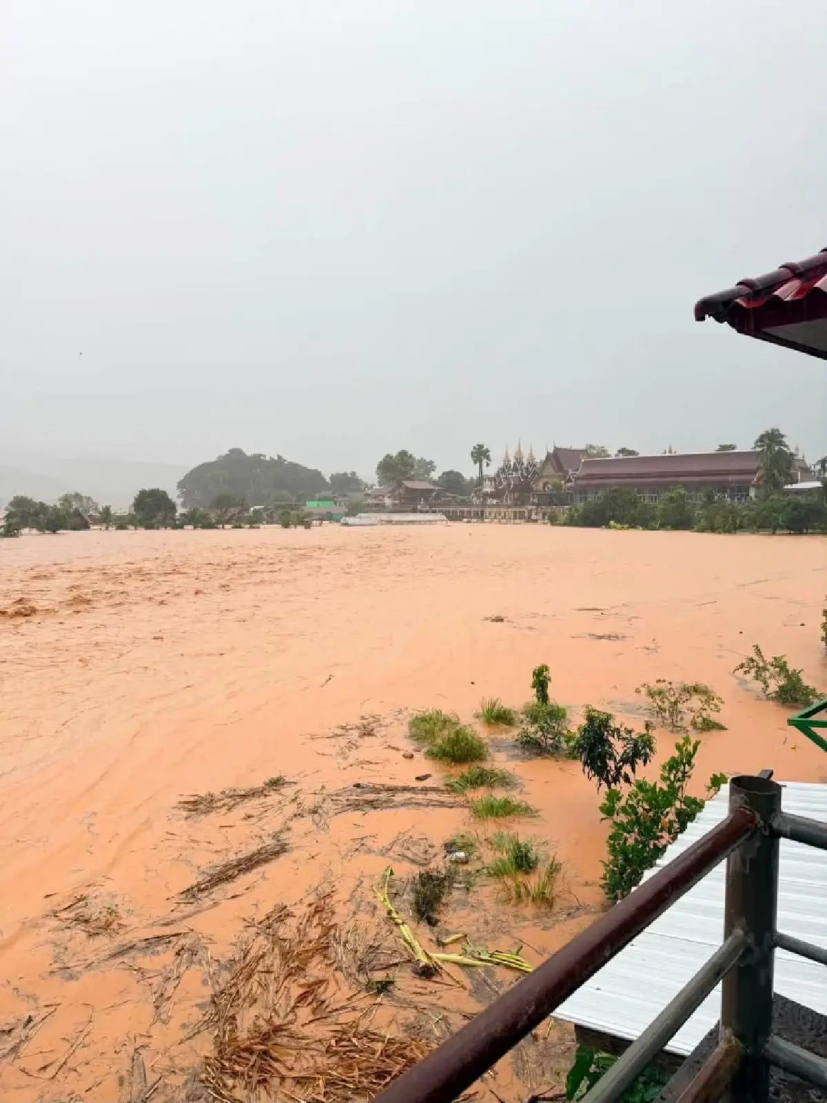 เทียบชัด น้ำท่วมน่านล่าสุด ทุ่งนา-คาเฟ่ดัง หลังวัดศรีมงคล เสียหายหนัก