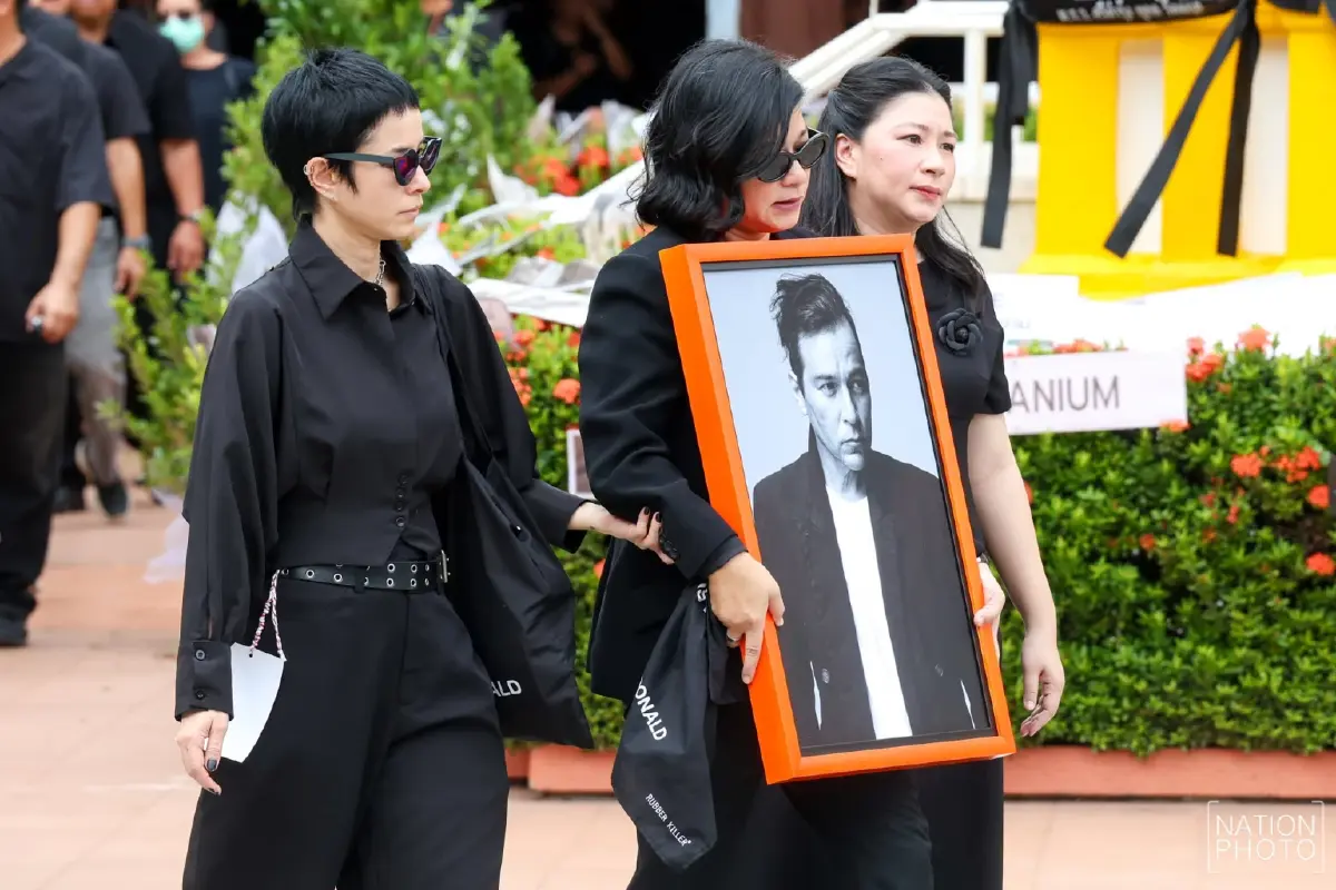 สุดเศร้า! พิธีฌาปนกิจ "เร แม๊คโดแนลด์" เพื่อนในวงการ-แฟนคลับร่วมอาลัยแน่นวัด