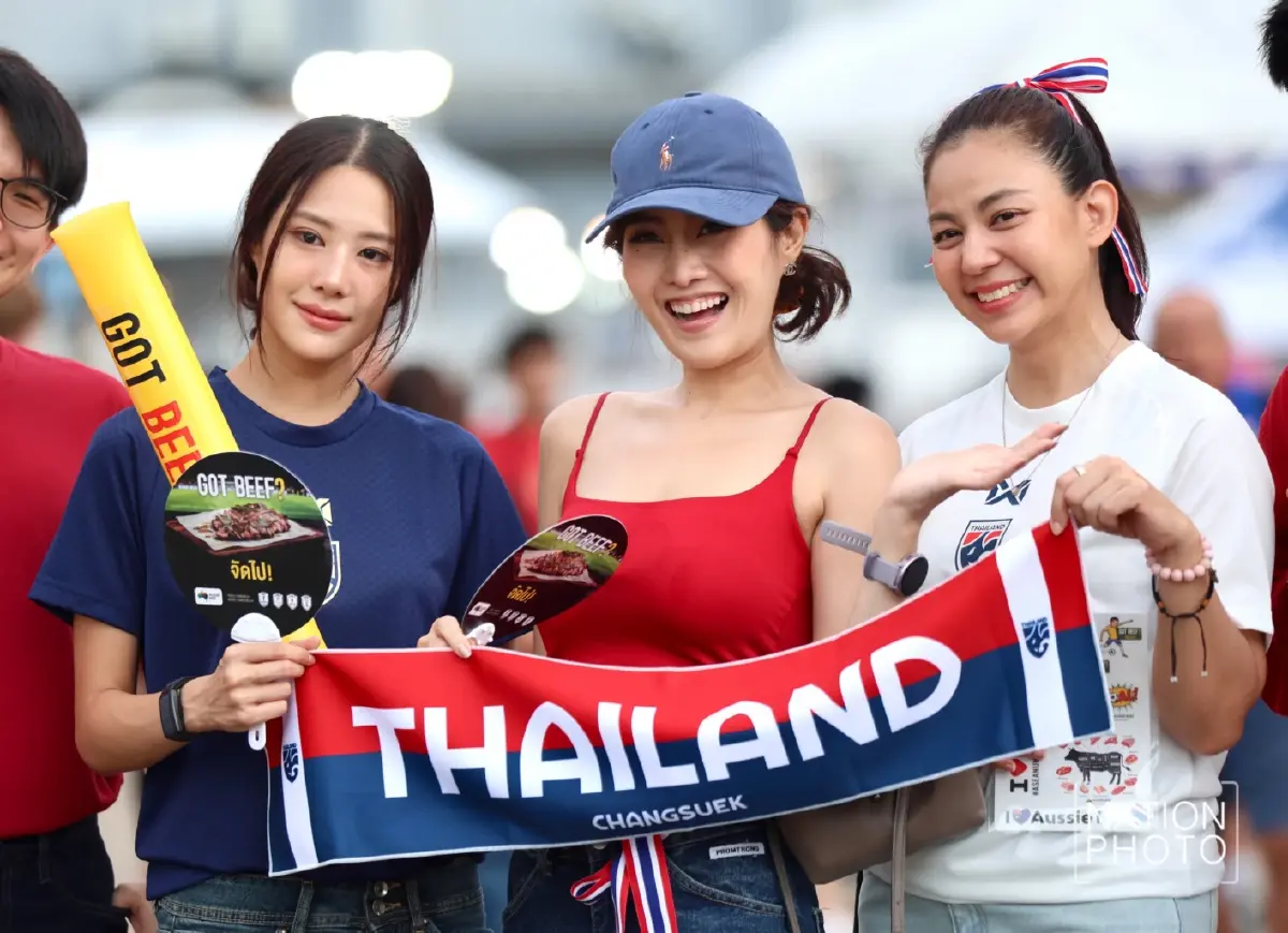 แฟนบอลทยอยเข้าสนามราชมังฯ ร่วมเชียร์ ทีมชาติไทย ดวล สิงคโปร์ ศึก ASEAN Cup 2026