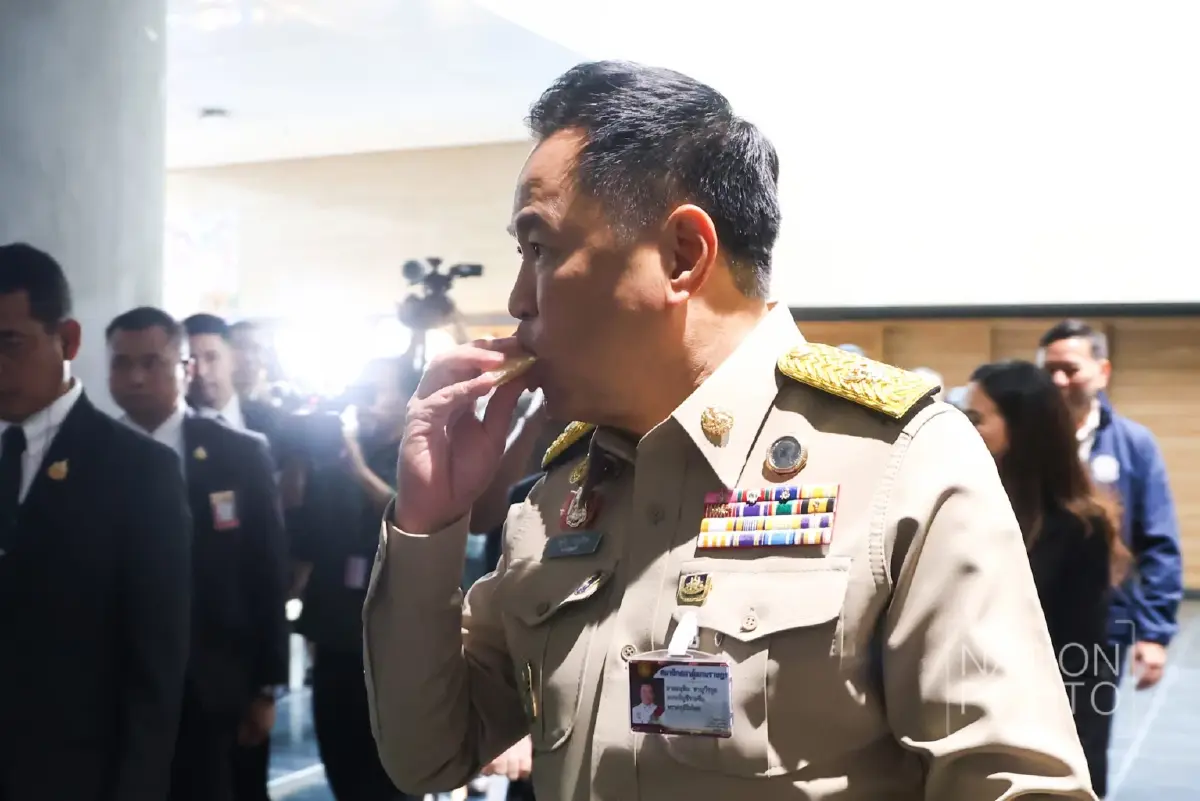 ‘อนุทิน’ เข้าสภา 2บิ๊ก สว. ต้อนรับ พาทานข้าว เดินกินส้มโอ ก่อนแจงกู้4แสนล้าน