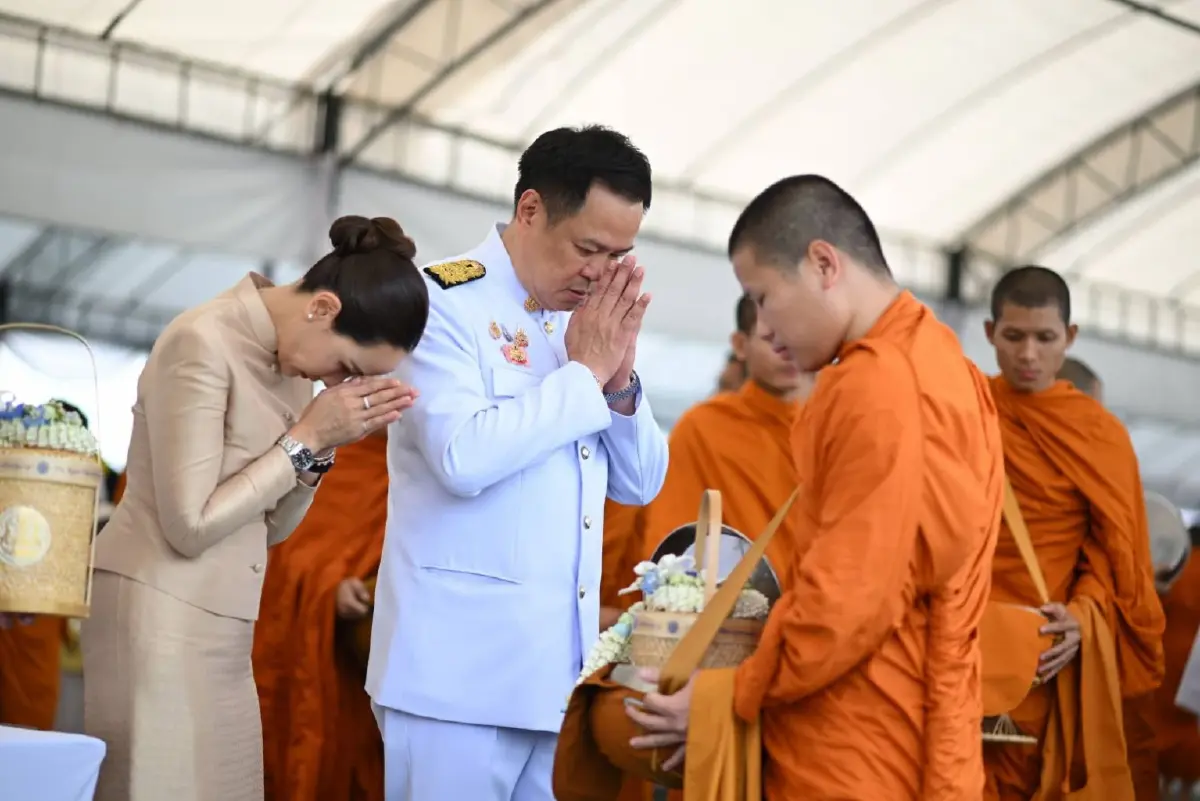 'นายกฯ' นำตักบาตรพระสงฆ์ 193 รูป ถวายพระราชกุศล เนื่องในวันแม่แห่งชาติ