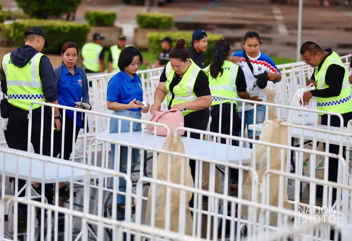 แฟนบอลทยอยเข้าสนามราชมังฯ ร่วมเชียร์ ทีมชาติไทย ดวล สิงคโปร์ ศึก ASEAN Cup 2026