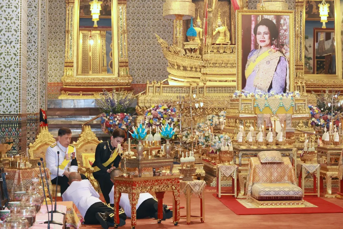 ในหลวง-พระราชินี เสด็จฯ ทรงบำเพ็ญพระราชกุศลทักษิณานุปทาน วันคล้ายวันพระราชสมภพ สมเด็จพระพันปีหลวง