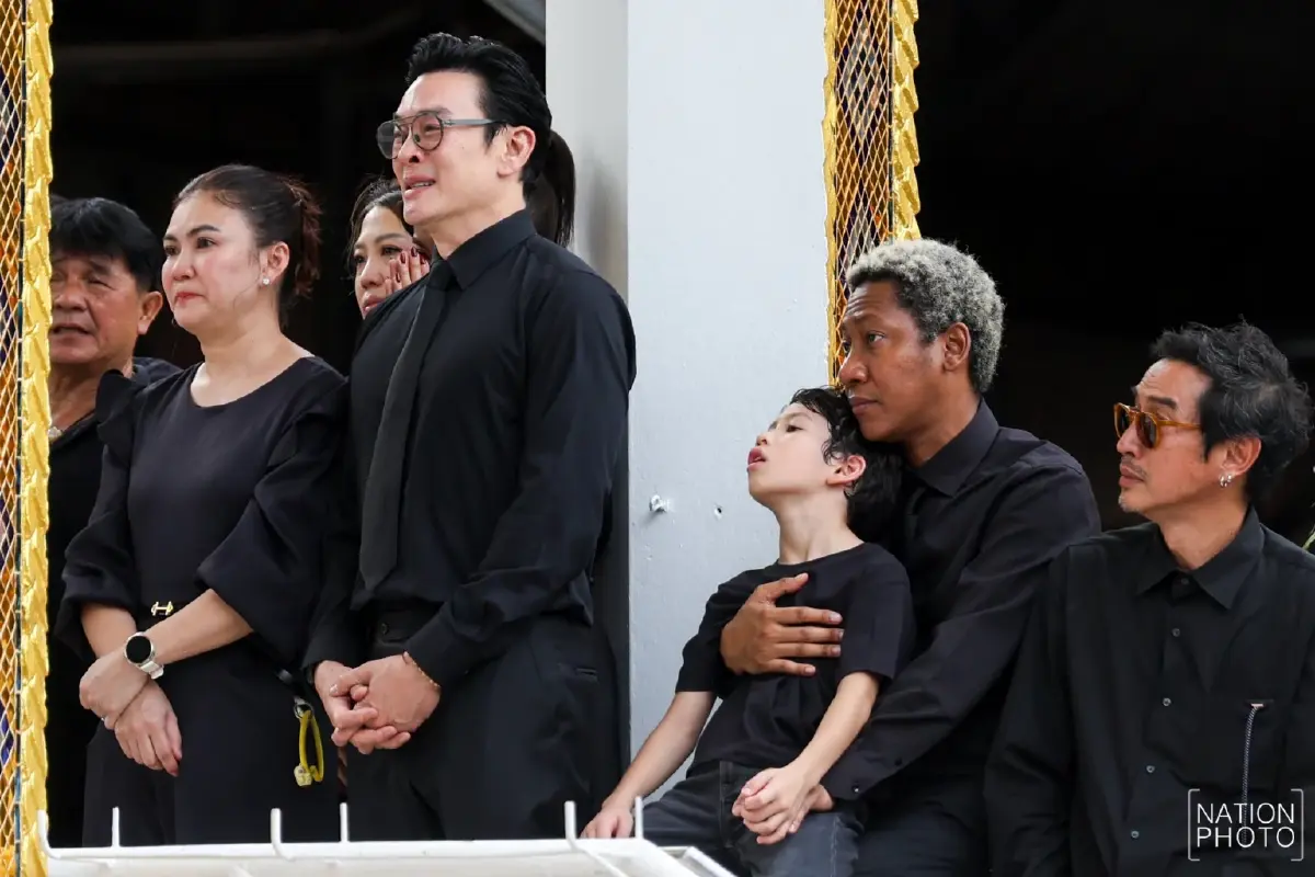 สุดเศร้า! พิธีฌาปนกิจ "เร แม๊คโดแนลด์" เพื่อนในวงการ-แฟนคลับร่วมอาลัยแน่นวัด