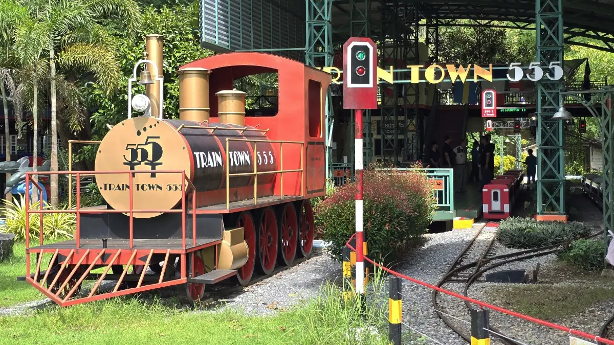 ชวนเที่ยวสวนสัตว์เปิด 'ซาฟารี ปาร์ค' ตะลุยแดนยีราฟ นั่งรถไฟจิ๋วข้ามแม่น้ำแคว กาญจนบุรี