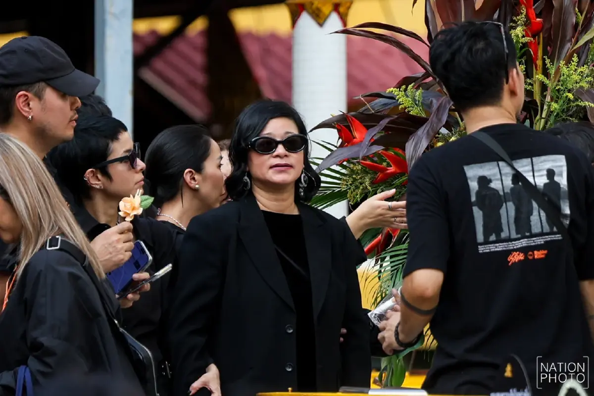 สุดเศร้า! พิธีฌาปนกิจ "เร แม๊คโดแนลด์" เพื่อนในวงการ-แฟนคลับร่วมอาลัยแน่นวัด