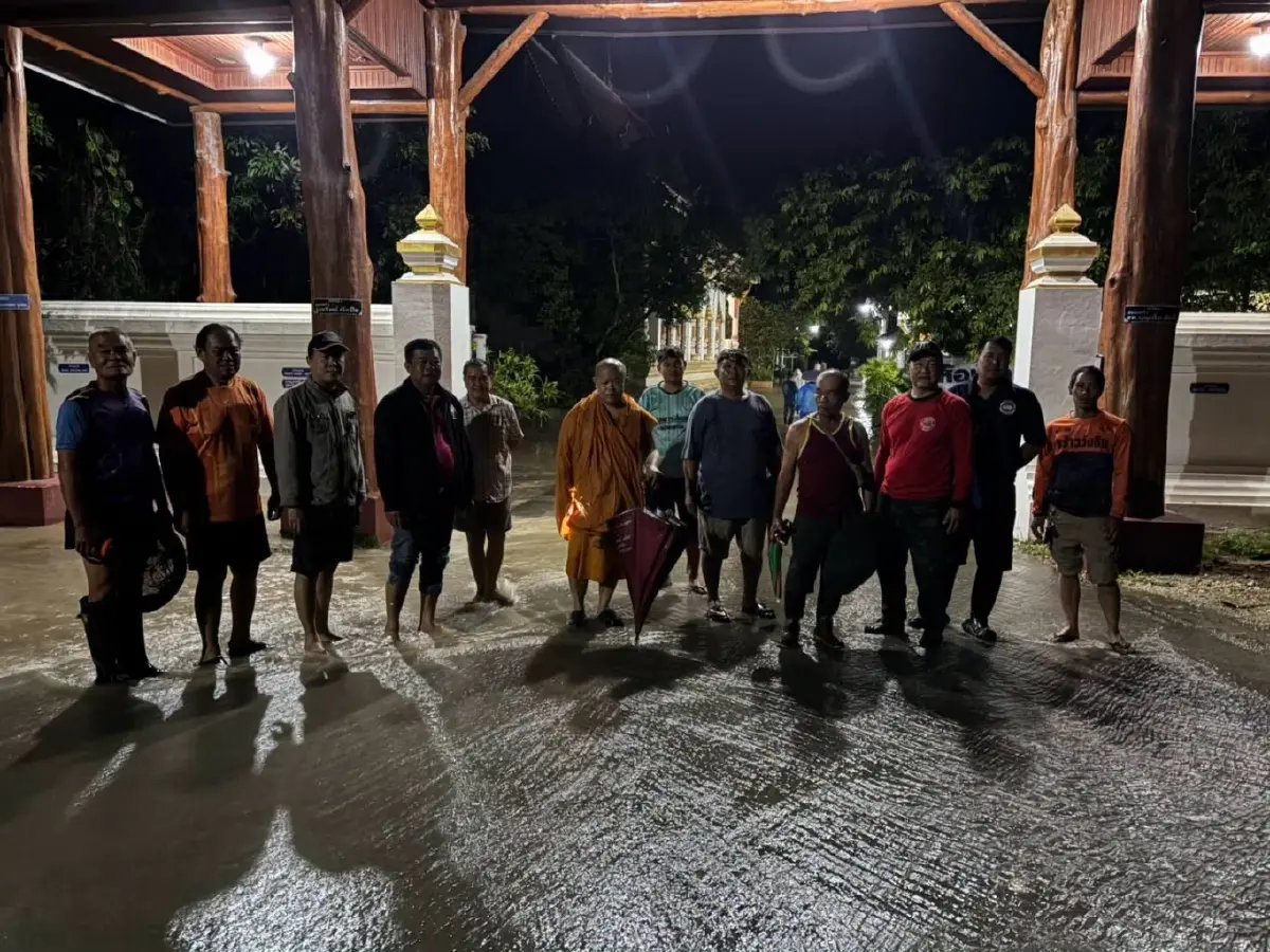 น้ำท่วมอำเภอพร้าว เชียงใหม่ เร่งสูบน้ำ ขนของ ตรวจพบกลุ่มฝนจ่อซ้ำ
