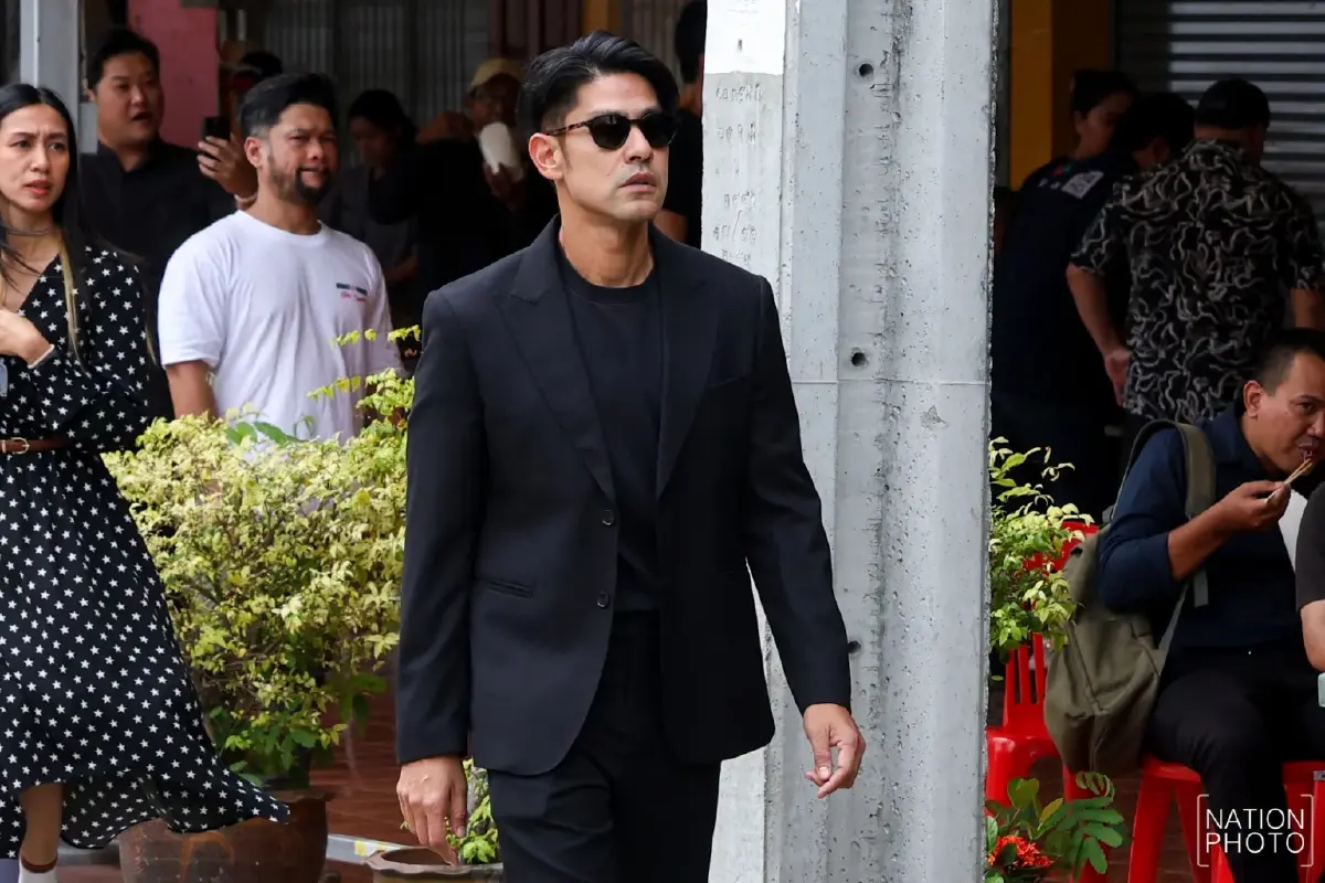 สุดเศร้า! พิธีฌาปนกิจ "เร แม๊คโดแนลด์" เพื่อนในวงการ-แฟนคลับร่วมอาลัยแน่นวัด