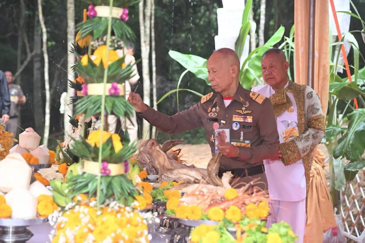 พิธีบวงสรวงตัด 'ไม้จันทน์หอม' อช.กุยบุรี ใช้ในพระราชพิธี 'เจ้าฟ้าพัชรกิติยาภาฯ'