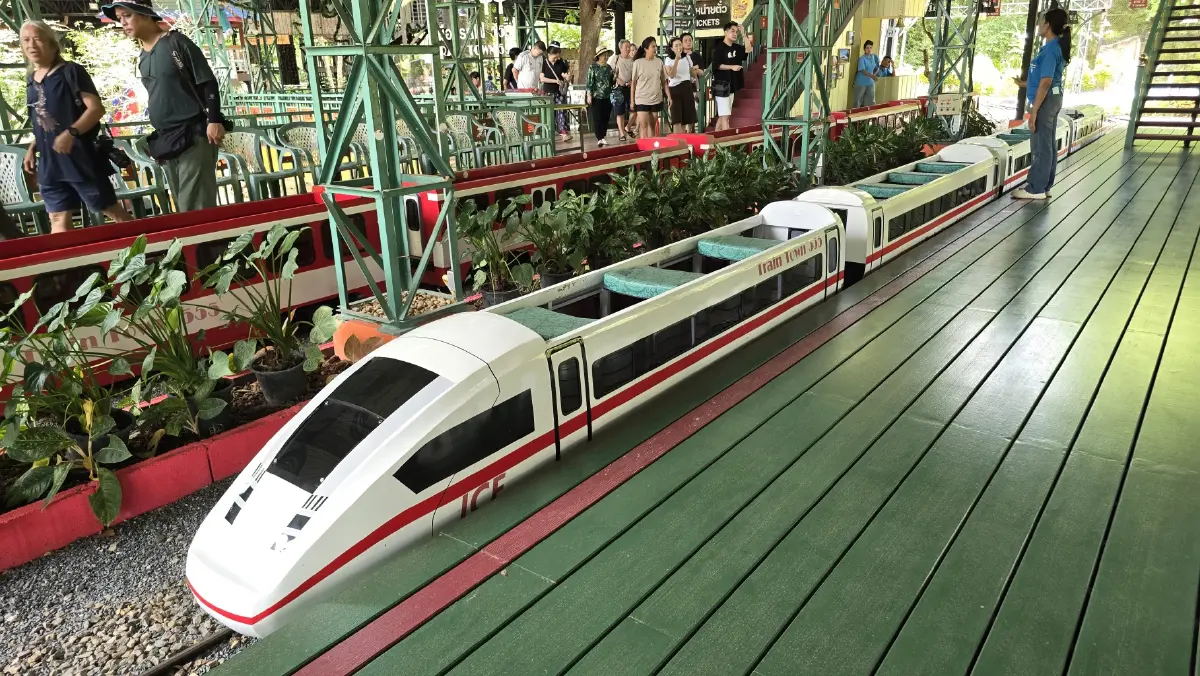 ชวนเที่ยวสวนสัตว์เปิด 'ซาฟารี ปาร์ค' ตะลุยแดนยีราฟ นั่งรถไฟจิ๋วข้ามแม่น้ำแคว กาญจนบุรี