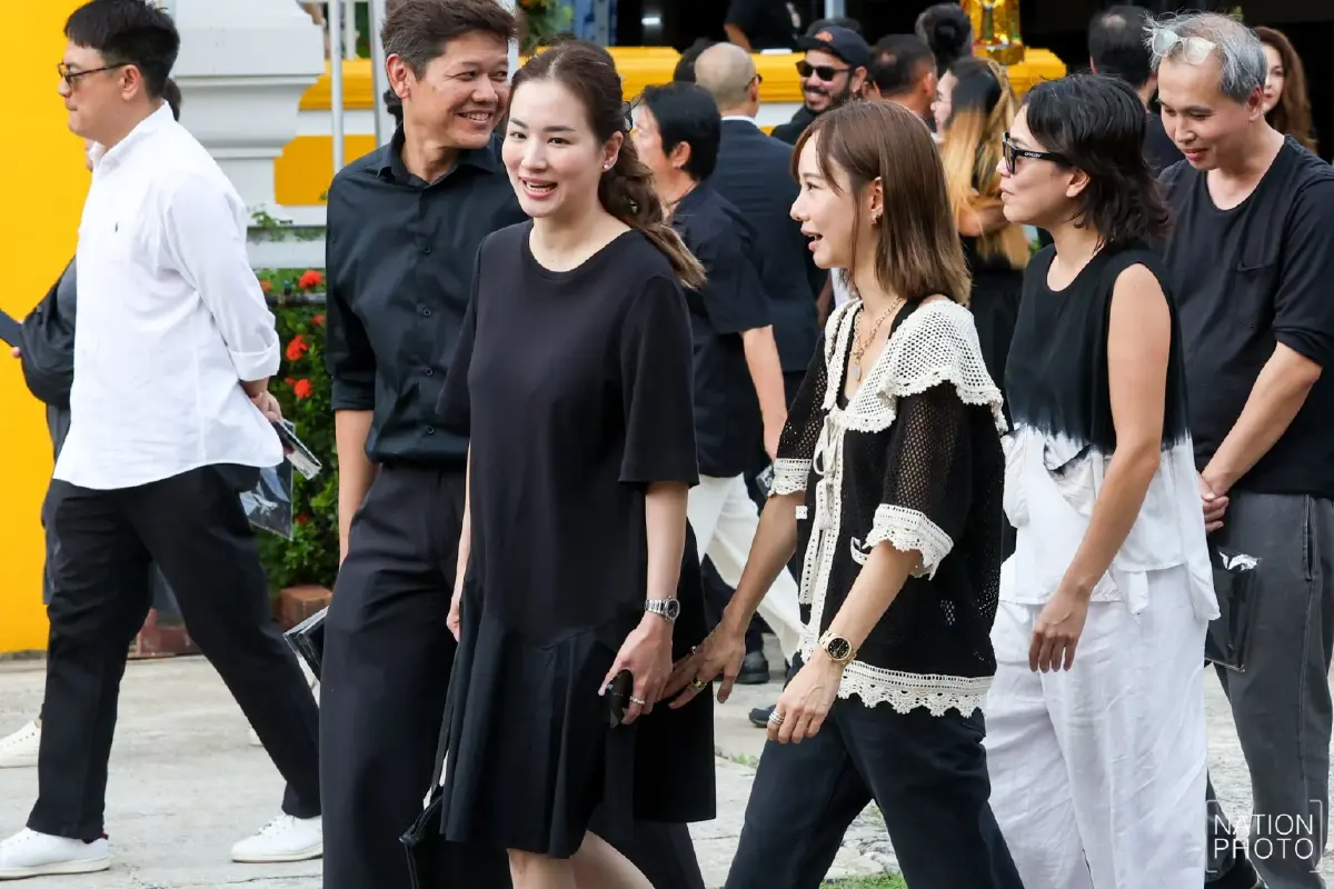 สุดเศร้า! พิธีฌาปนกิจ "เร แม๊คโดแนลด์" เพื่อนในวงการ-แฟนคลับร่วมอาลัยแน่นวัด
