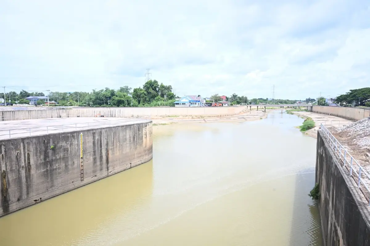 สุริยะ ตรวจหาดใหญ่  จ. สงขลา  'สั่งลุยซ่อมคลอง ร.1 รับมือฝนใต้'