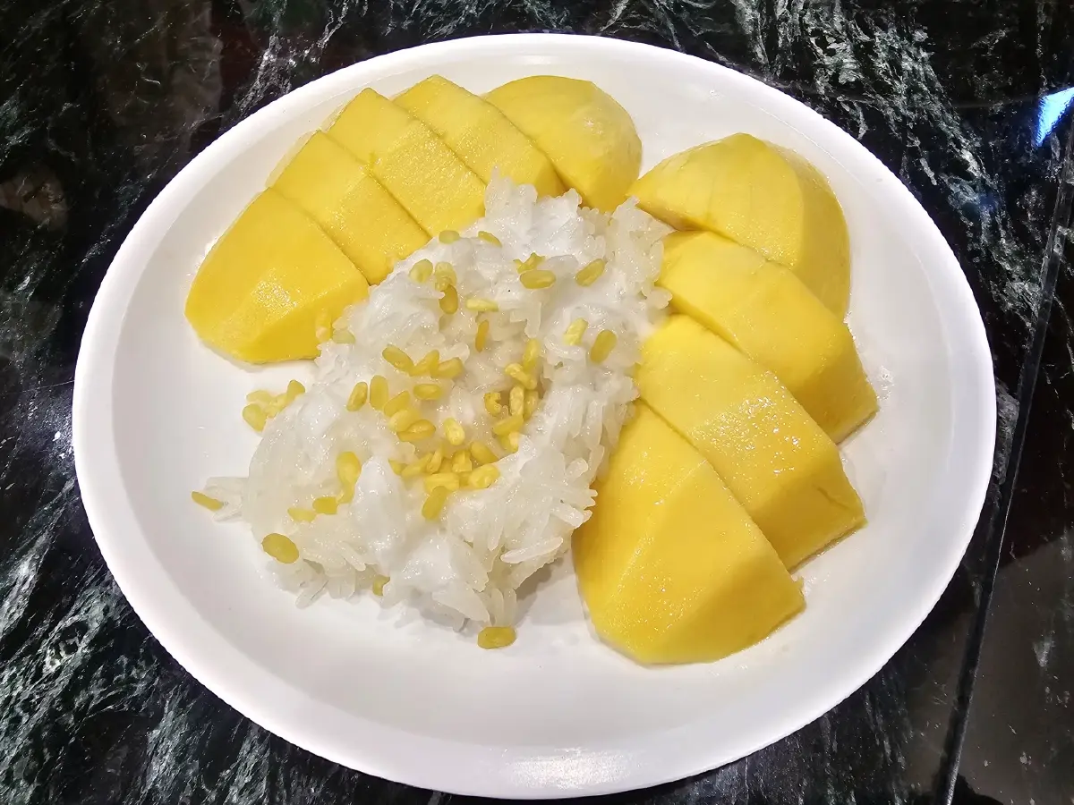 ‘ผัดไทยมันกุ้ง’  ที่ ‘ร้านผัดไทย วันชาติ’  ตลาดบองมาร์เช่  นุ่มอร่อย