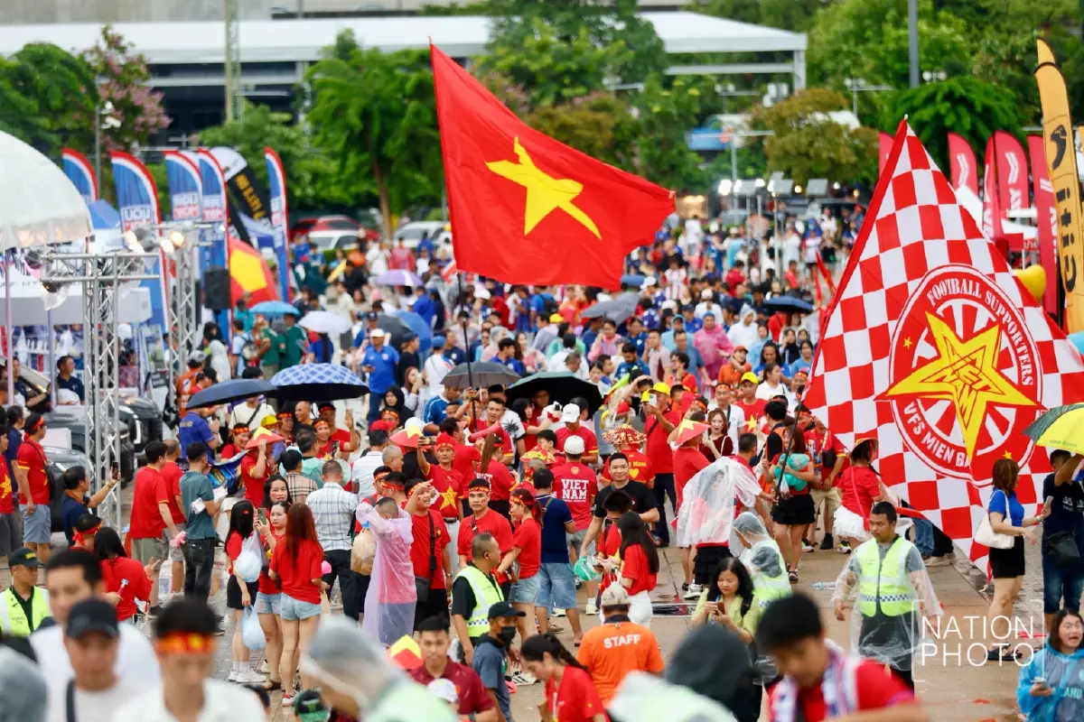 คึกคัก! แฟนบอลไทย-เวียดนามฝ่าฝนแน่นราชมังฯ ลุ้นชิง ASEAN Cup 2026 นัดแรก