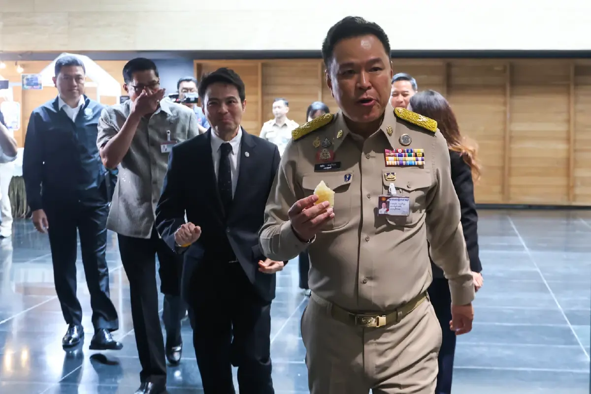 ‘อนุทิน’ เข้าสภา 2บิ๊ก สว. ต้อนรับ พาทานข้าว เดินกินส้มโอ ก่อนแจงกู้4แสนล้าน