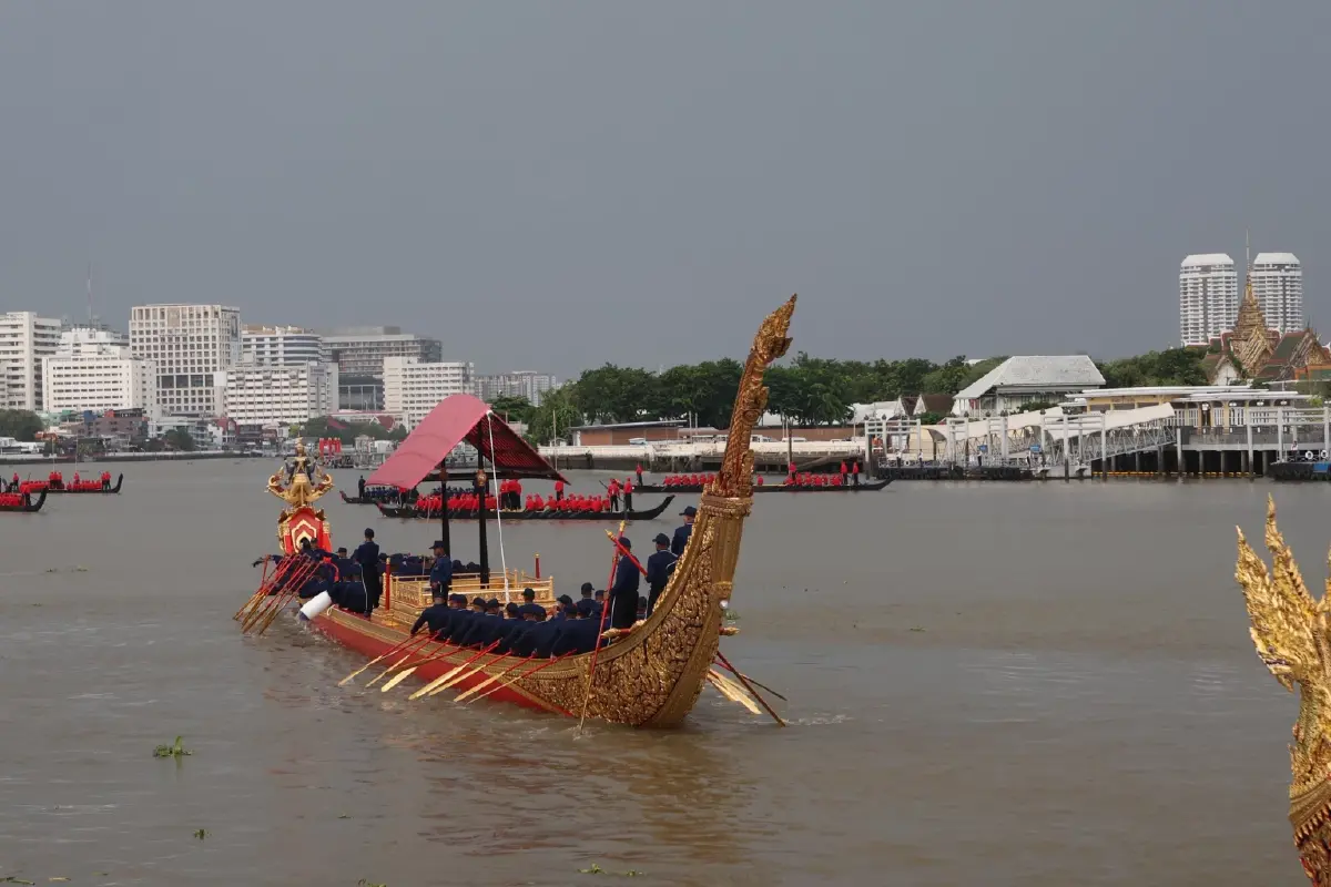 ประมวลภาพ ซ้อมย่อยวันแรก'ขบวนพยุหยาตราทางชลมารค' กำลังฝีพาย 2,200 นาย เรือ 52 ลำ