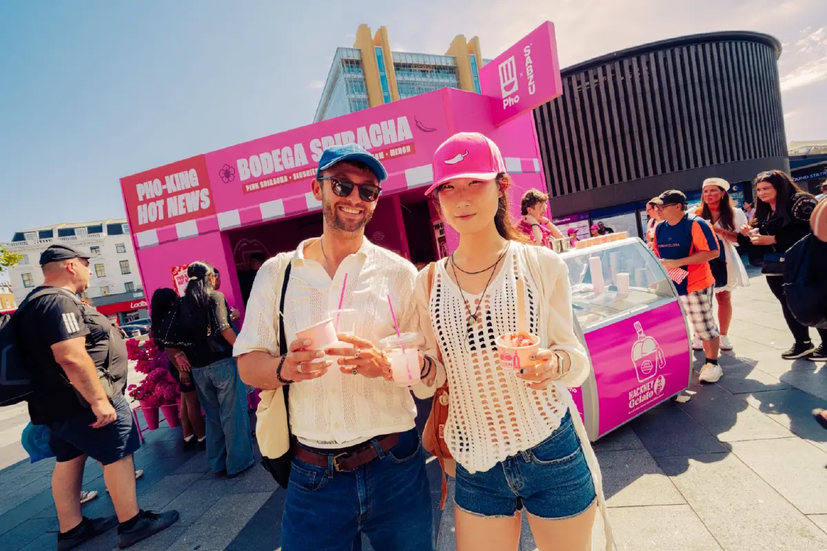 SABZU x Pho เปิดตัว Pink Sriracha สร้างสีสันกลางกรุงลอนดอน ณ สถานีรถไฟ King’s Cross