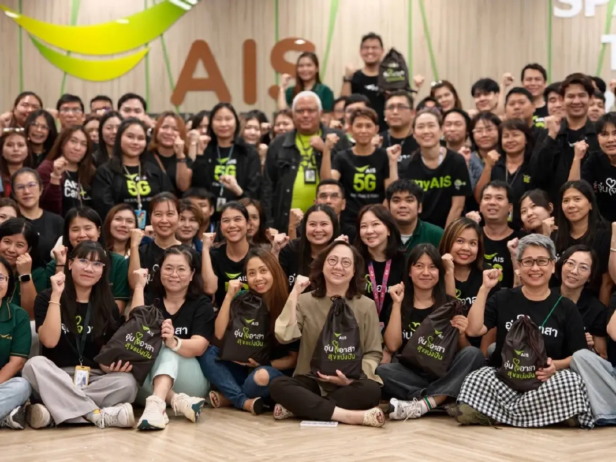 AIS ระดมพนักงาน 'อุ่นใจอาสา' แพ็กถุงยังชีพช่วยผู้ประสบภัยน่าน
