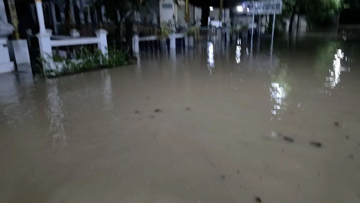 น้ำท่วมอำเภอพร้าว เชียงใหม่ เร่งสูบน้ำ ขนของ ตรวจพบกลุ่มฝนจ่อซ้ำ