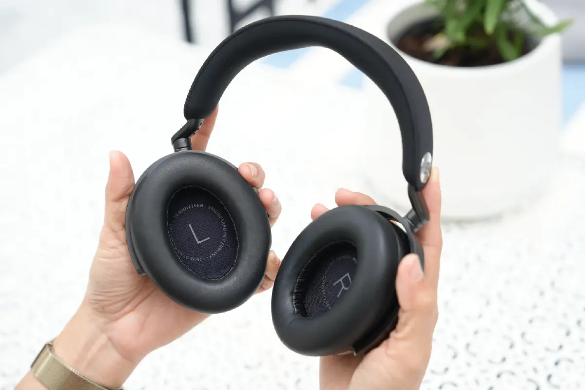 เสียงดี เปลี่ยนแบตได้! รีวิว 'Sennheiser MOMENTUM 5 Wireless' หูฟังเสียง Hi-Res แบตอึด 57 ชม. เปลี่ยนแบตได้เอง