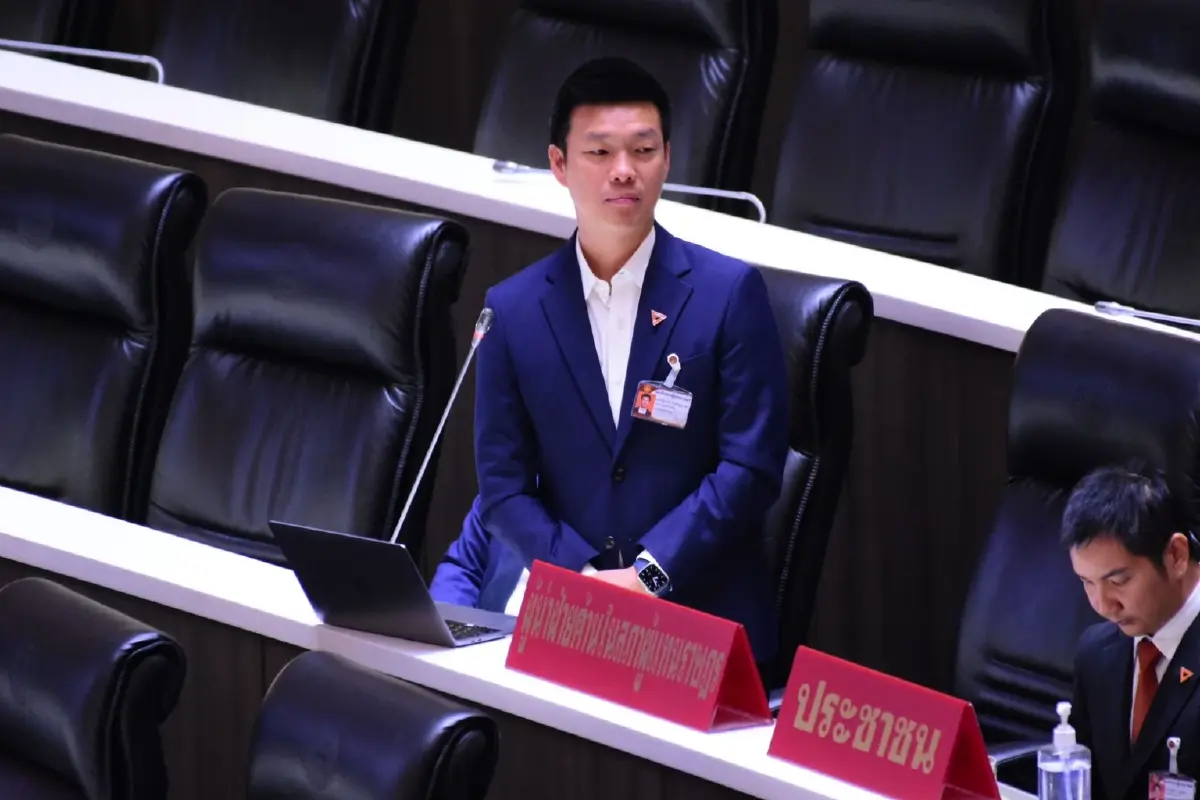 'เท้ง' ขู่คว่ำร่าง พ.ร.ก.กู้เงินฯ ถ้าไม่ปรับแผนพลังงาน 2 แสนล.