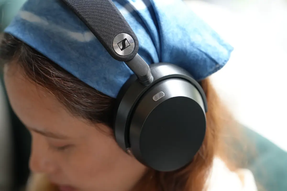 เสียงดี เปลี่ยนแบตได้! รีวิว 'Sennheiser MOMENTUM 5 Wireless' หูฟังเสียง Hi-Res แบตอึด 57 ชม. เปลี่ยนแบตได้เอง