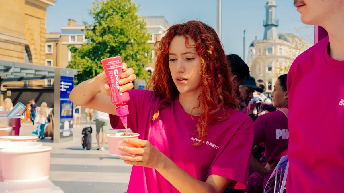 SABZU x Pho เปิดตัว Pink Sriracha สร้างสีสันกลางกรุงลอนดอน ณ สถานีรถไฟ King’s Cross