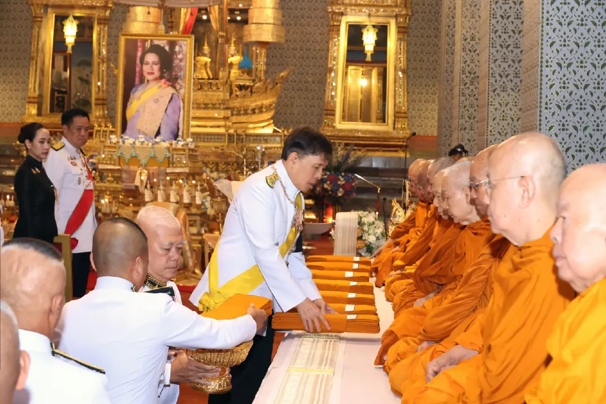 ในหลวง-พระราชินี เสด็จฯ ทรงบำเพ็ญพระราชกุศลทักษิณานุปทาน วันคล้ายวันพระราชสมภพ สมเด็จพระพันปีหลวง