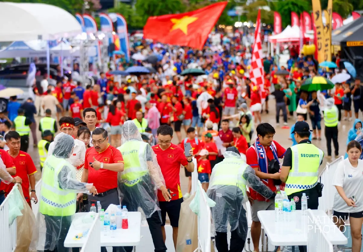 คึกคัก! แฟนบอลไทย-เวียดนามฝ่าฝนแน่นราชมังฯ ลุ้นชิง ASEAN Cup 2026 นัดแรก