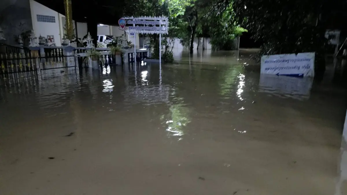 น้ำท่วมอำเภอพร้าว เชียงใหม่ เร่งสูบน้ำ ขนของ ตรวจพบกลุ่มฝนจ่อซ้ำ