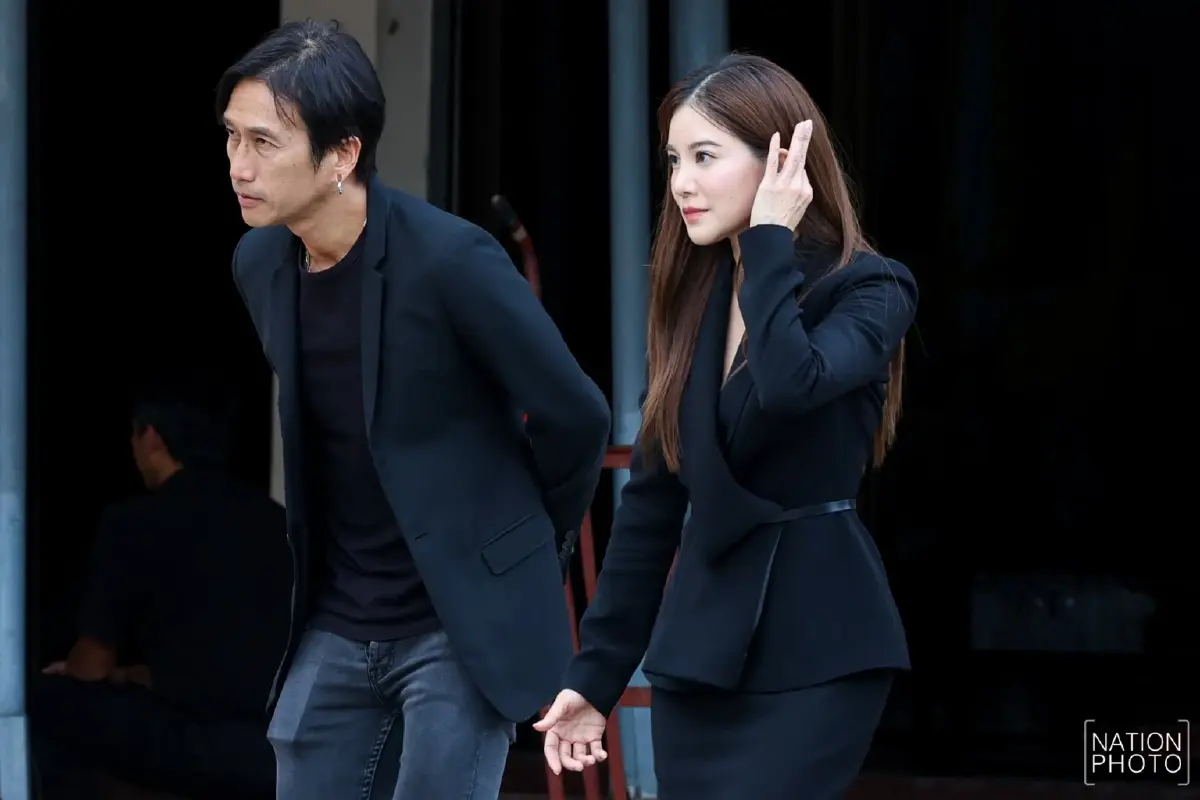 สุดเศร้า! พิธีฌาปนกิจ "เร แม๊คโดแนลด์" เพื่อนในวงการ-แฟนคลับร่วมอาลัยแน่นวัด
