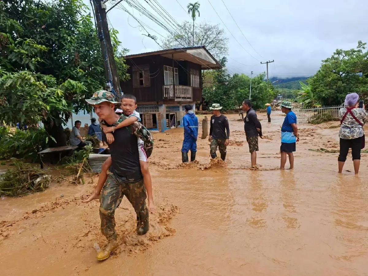 อช.ดอยภูคา ตั้งศูนย์ช่วยผู้ประสบภัย 'ลานดูเดือน' หลังน้ำป่าทะลัก อ.ปัว ถนนขาด-ไฟดับ