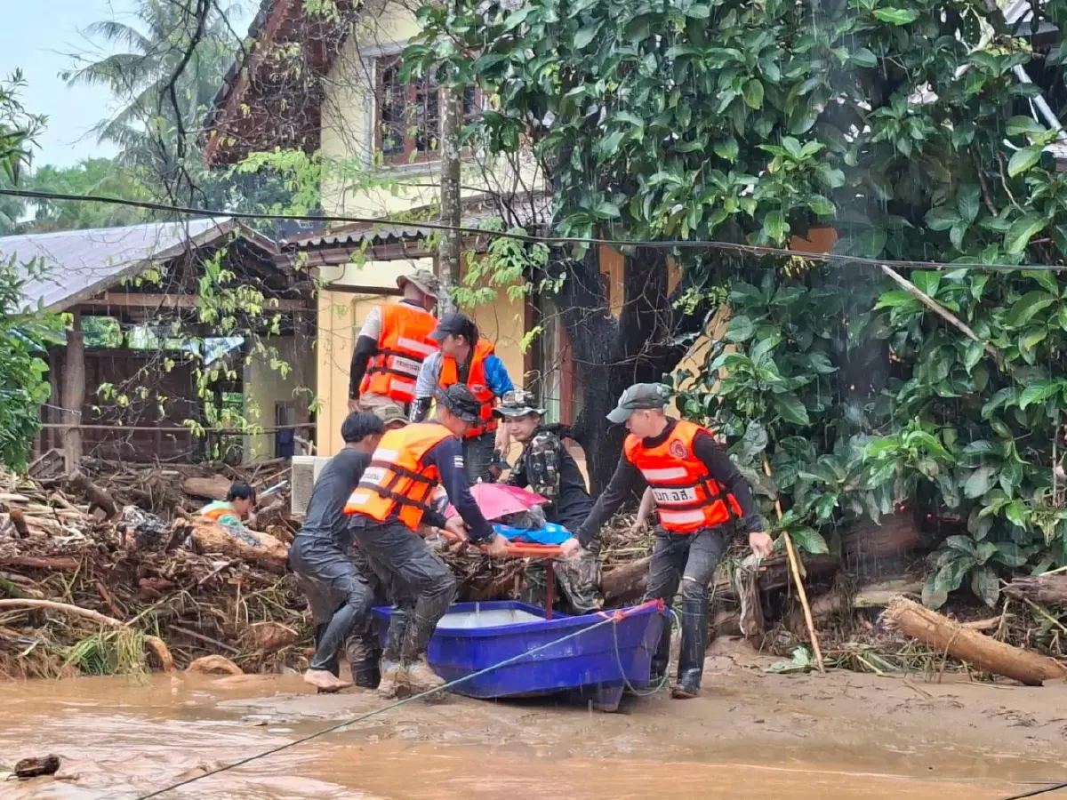 อช.ดอยภูคา ตั้งศูนย์ช่วยผู้ประสบภัย 'ลานดูเดือน' หลังน้ำป่าทะลัก อ.ปัว ถนนขาด-ไฟดับ