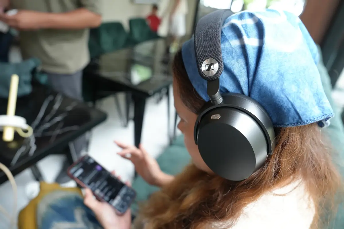 เสียงดี เปลี่ยนแบตได้! รีวิว 'Sennheiser MOMENTUM 5 Wireless' หูฟังเสียง Hi-Res แบตอึด 57 ชม. เปลี่ยนแบตได้เอง