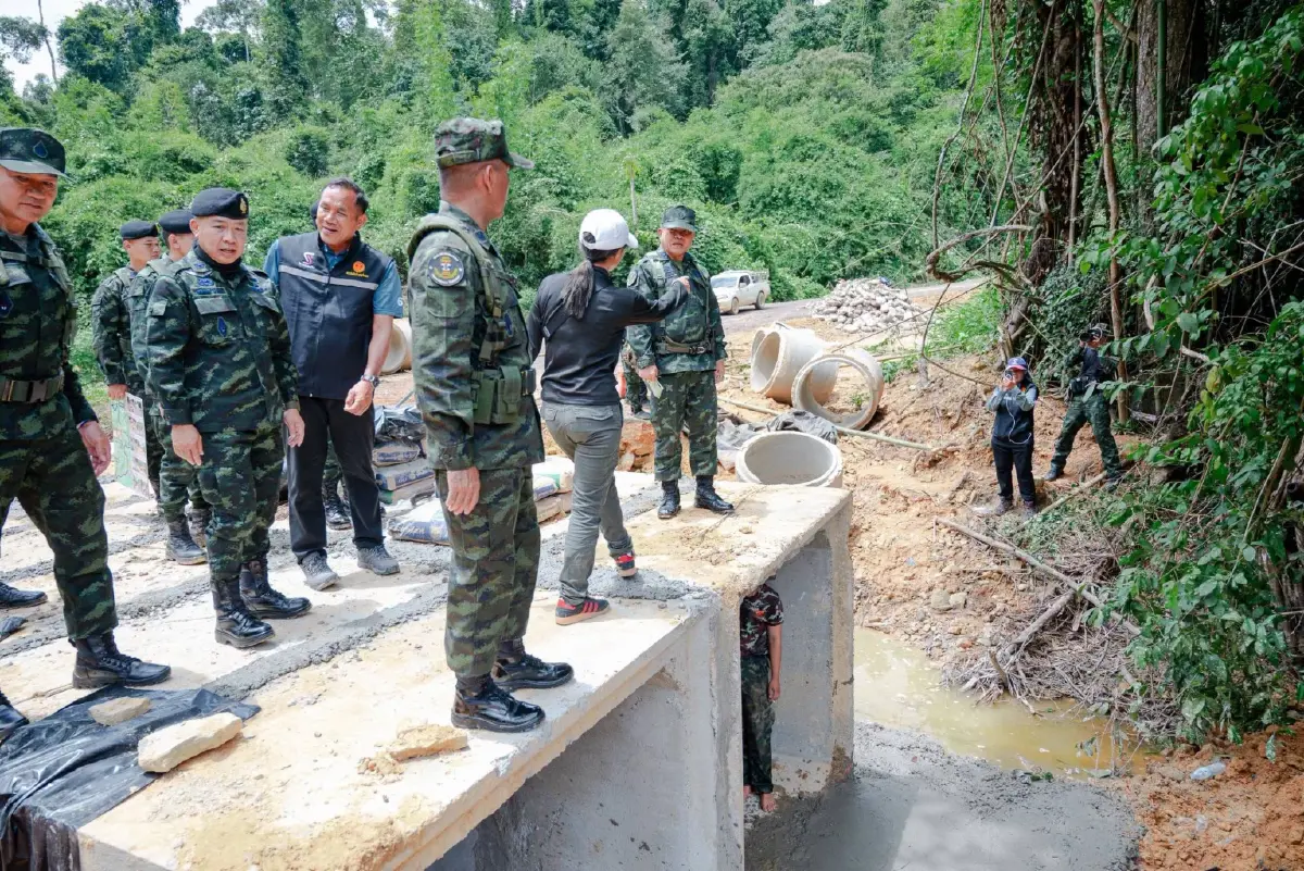กองทัพภาค 2 เร่งซ่อมเส้นทางขาด หนุนภารกิจกำลังพล ชายแดนอุบลฯ