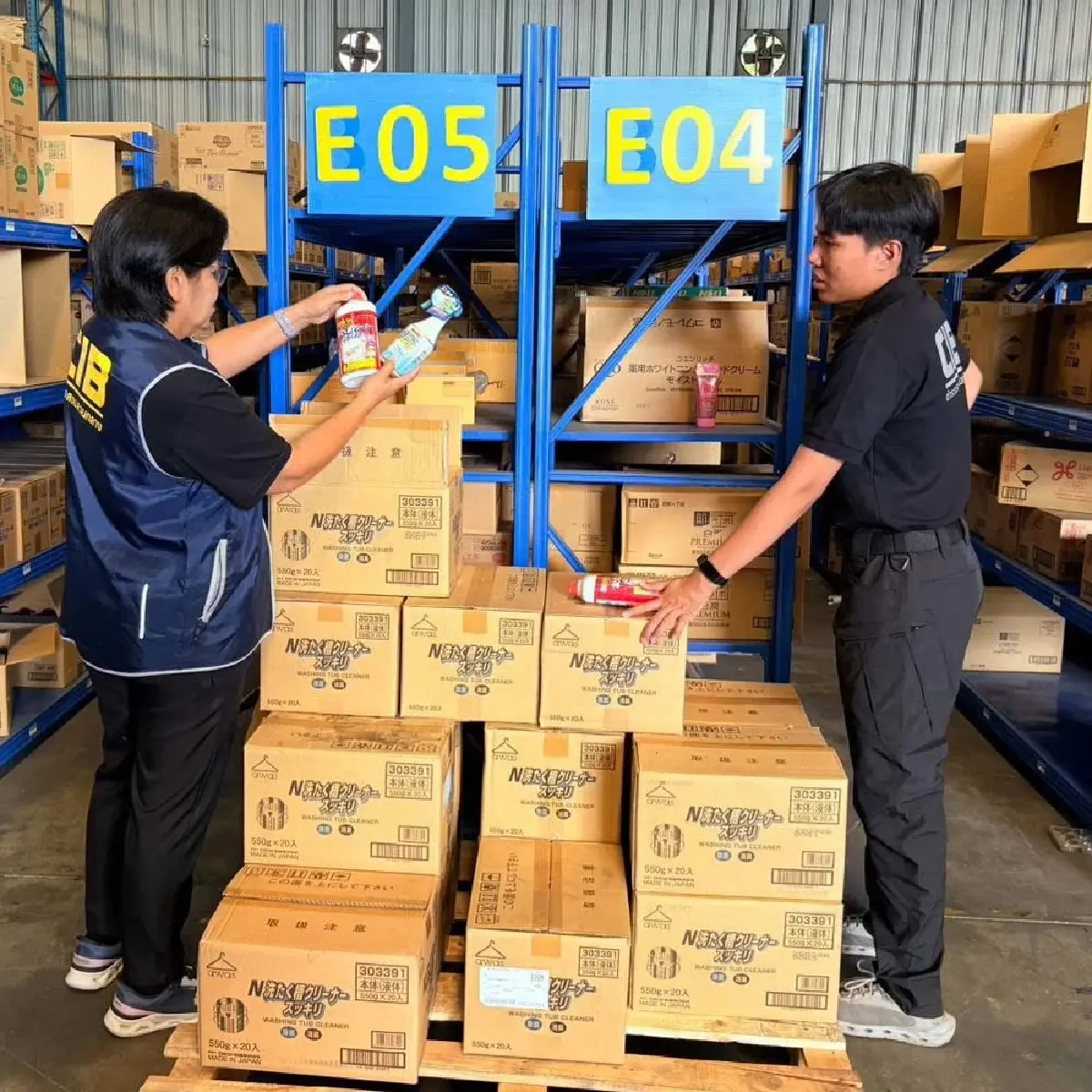 ทลายโกดังสินค้าจากต่างประเทศ ขายออนไลน์ ยึดของกลาง 8 หมื่นชิ้น