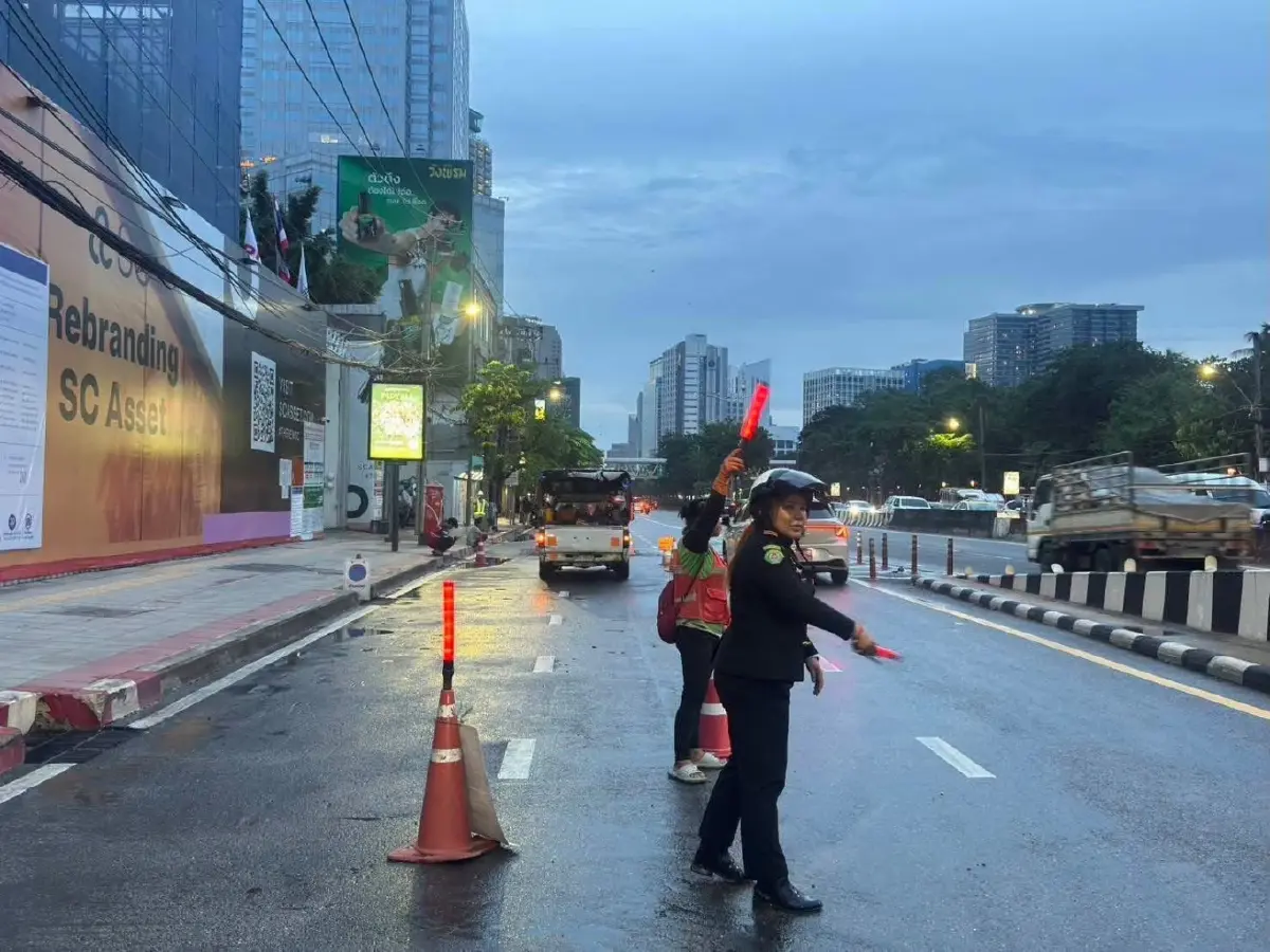 เช็กเส้นทางเลี่ยง พระราม 4 จราจรติดขัด ฝาบ่อทรุดตัวหน้า SO Bangkok
