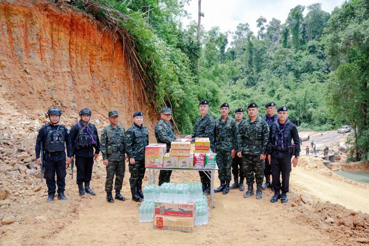 กองทัพภาค 2 เร่งซ่อมเส้นทางขาด หนุนภารกิจกำลังพล ชายแดนอุบลฯ