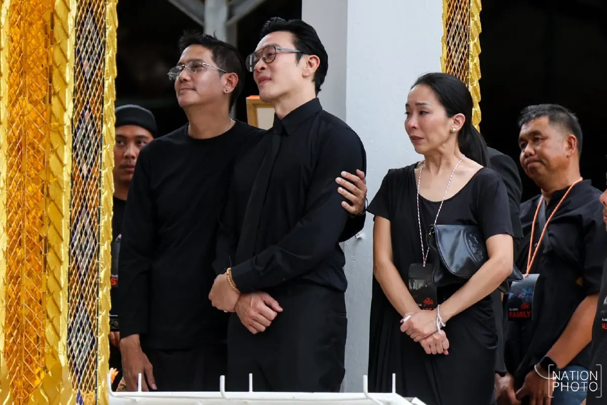 สุดเศร้า! พิธีฌาปนกิจ "เร แม๊คโดแนลด์" เพื่อนในวงการ-แฟนคลับร่วมอาลัยแน่นวัด