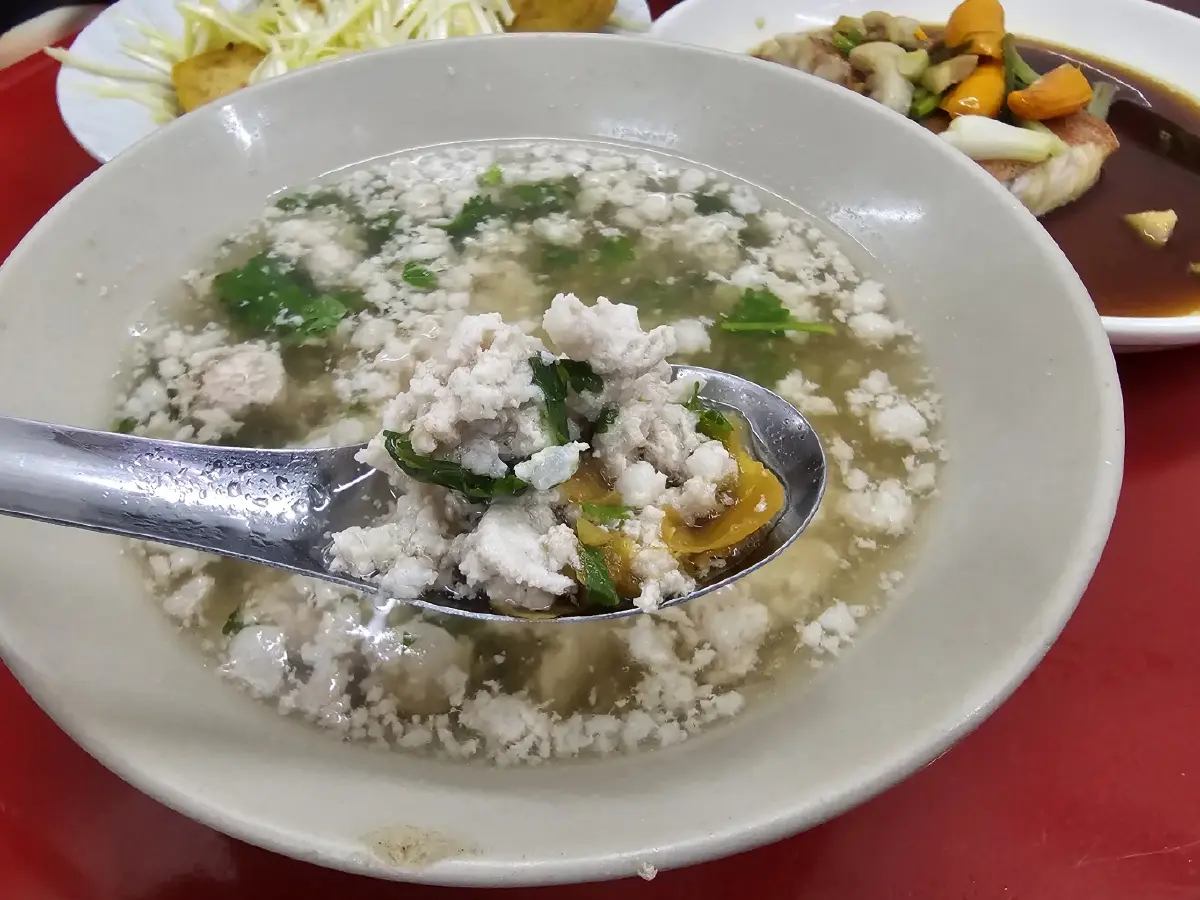 เฮียเว้ง (ติกฮะ) ข้าวต้มในตำนาน 100 ปี อร่อย 'ย่านสะพานเหล็ก'