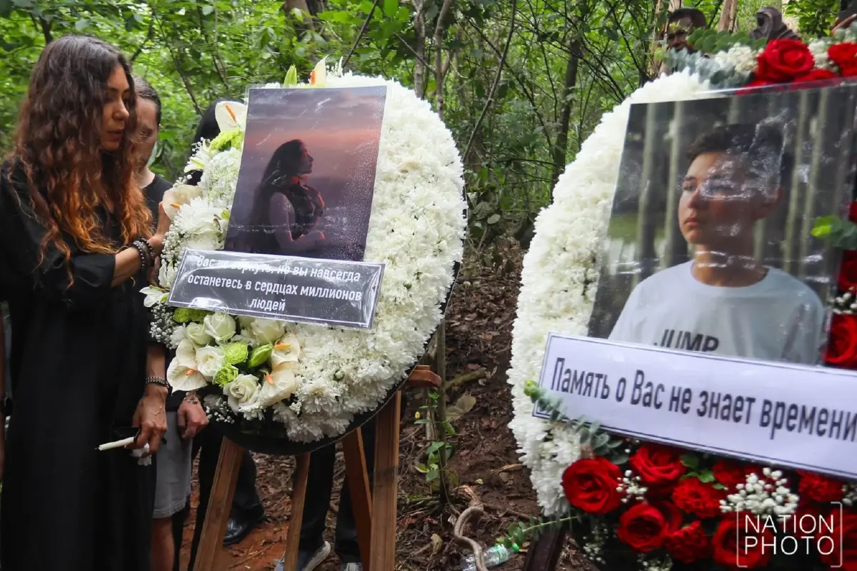 สุดเศร้า! จัดพิธีไว้อาลัย "2 พี่น้องรัสเซีย" เหยื่อป๋อง-ธง ปชช.นับร้อยร่วมอาลัย