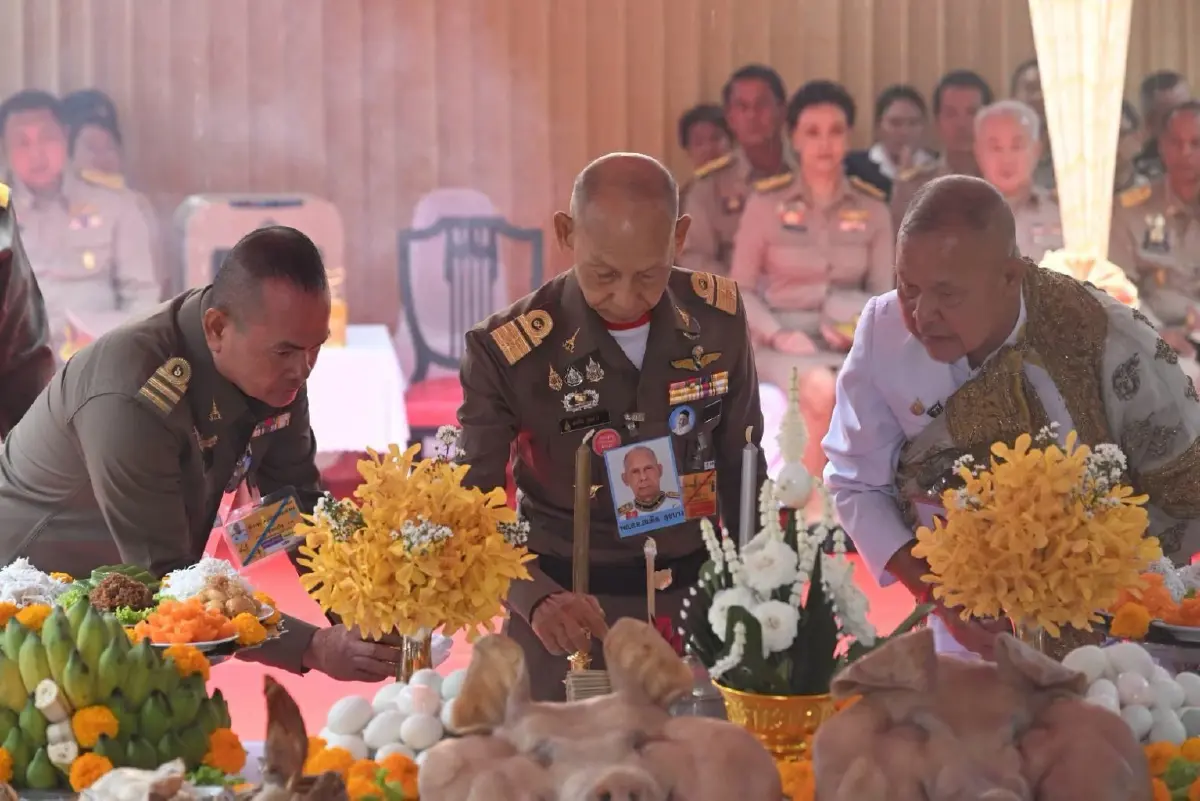 พิธีบวงสรวงตัด 'ไม้จันทน์หอม' อช.กุยบุรี ใช้ในพระราชพิธี 'เจ้าฟ้าพัชรกิติยาภาฯ'